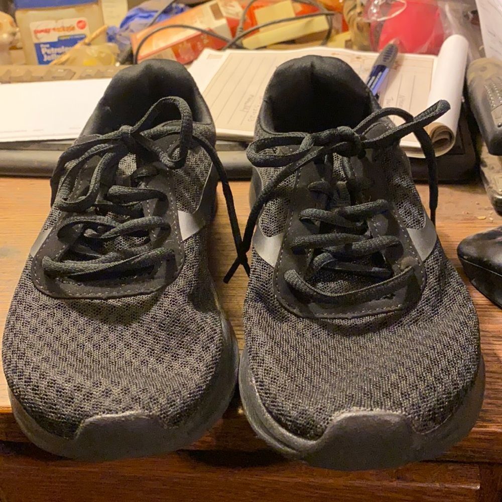Black sneakers sz. 6.5 medium